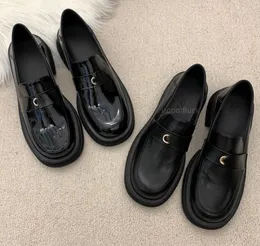 Designer-Damen-Lederschuhe, Vintage-Einzelschuhe, Leder, britische französische Loafer, schwarzes Schößchen, dicker Boden, Damen-Loafer mit Steigbügel