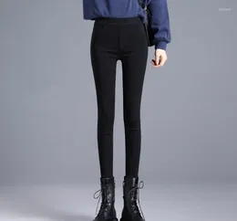سروال جينز للسيدات N6564 للنساء اللائي يرتدين سروالًا سحريًا أسودًا عالي الخصر وقلم رصاص صغير.