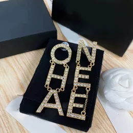 12 moda altın elmas sallanıyor küpeler bayanlar marka tasarımcısı büyük mektup kolye küpe