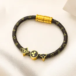 Bracciale rigido in pelle nera di lusso Bracciale regalo amore autunnale Bracciale classico con erba a quattro foglie dal design semplice Accessori per gioielli regalo di compleanno per ragazza di famiglia