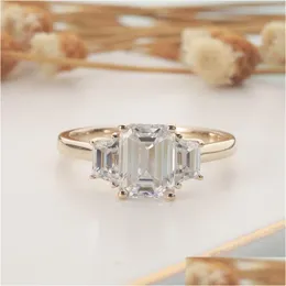 Ringe Cxsjeremy Massives 14 Karat Gelbgold Mitte 2 Karat 6 x 8 mm Smaragdschliff Moissanite Seite Baguette 3-Stein-Verlobungsring Dhgarden Dheqx