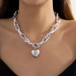 Подвесные ожерелья хип -хоп толстая поперечная цепь с сердечным ожерельем для женщин Коренерный короткий конец воротник 2023