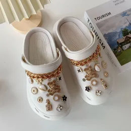 Akcesoria części buta 16 szt. Buty Uroki buta Dekoracja Pinsy Phnom Penh White Rabbit Bear Flowers Jibz DIY Combiation for Croc Friend Prezent 230403