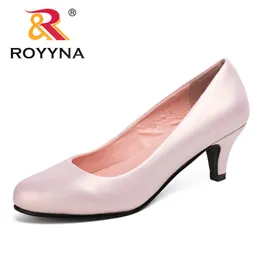 Scarpe eleganti ROYYNA Primavera Autunno Stili Décolleté Donna Taglie forti Moda Sexy Punta tonda Dolce colorato Scarpe da donna morbide 230403