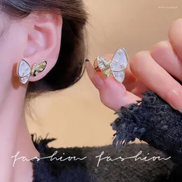 Pendientes de tuerca personalizados para mujer, mariposa Simple, accesorios de temperamento de lujo ligeros, tendencia de joyería que combina con todo, 2023