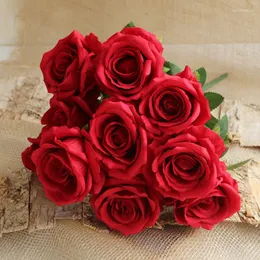 装飾的な花偽の赤いバラ10ヘッドフランネルシミュレーションブーケウェディング装飾ベルベットローズ人工花