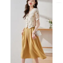 Arbetsklänningar Elegant koreansk version 2023 Summer Heavy Industry Broken Flower Embroidered Doll Collar Cropped Top Kjol Two-Piece Set T690