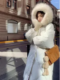 Женские плащи Белое пальто с большим меховым капюшоном X-длинное хлопковое стеганое пальто Корейский модный стиль Куртки женские 2023 Зимняя теплая верхняя одежда