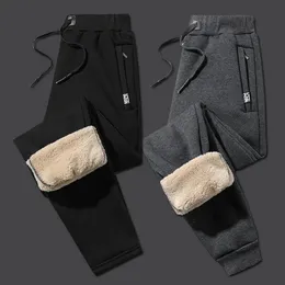 Spodnie outdoorowe Winte ciepłe sporne spodnie lambowola Pluszowe męskie grube, swobodny jogger luźne miękki wodoodporny ładunek w dół 231103