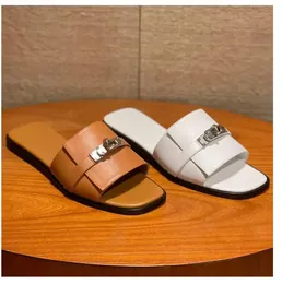 Spännen tofflor designers casual sandaler öppen tå kvinnors sko toppkvalitet 100% kohud sandal stor storlek 35-41 platt botten tofflare 01
