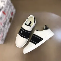 Toppmodemän designer sneakers skor svart vit bokstav tryckt platt lyxiga män sneakers sporttränare sko med originallåda