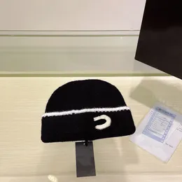 Klasik Tasarımcı Beanie Cap Bonnet Şapka Erkekler ve Kadınlar İçin Kış Şapkası Nefes alabilen kulak koruması ve açık sıcaklık karışık renk trendi gündelik kazak şapkası çok güzel