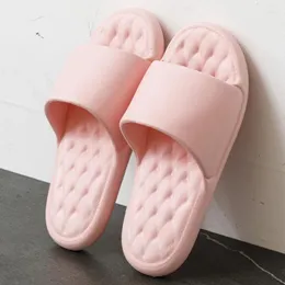 Pantofole con suola morbida da donna con motivo a rombi, design di lusso, personalità diapositive, bagno, spiaggia, interni, sandali estivi per coppie