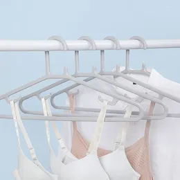 الشماعات في نهاية المطاف الكتف الكتف على نطاق واسع من شماعات الملابس البلاستيكية سلسة - الحل الأمثل لتنظيم خزانة ملابسك دون عناء دون جهد