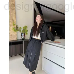 Calças femininas de duas peças designer P 23 Novo estilo moda triângulo casaco com capuz casaco + meia saia conjunto ye6u