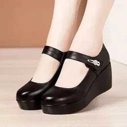 Klädskor 2023 vårläder kvinnliga plattform kilar sko höga klackar rund tå bekväma svarta pumpar