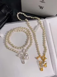 Desginer Viviene Westwoods Empress Dowager Saturn Love Pins Pearl Necklace Kvinnlig Vivian Light Luxury Liten Crowd Peach Heart Peong Pearl Collar Chain Chain