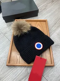 Kelepçe Beanie Man Sıcak Yün Şapka Tasarımcı Bonnet Faux Fur Pom Örgü Kafatası Kapakları Elastikiyet Cappello Spor Erkek Tasarımcı Beanie Breatible Rahat HG018
