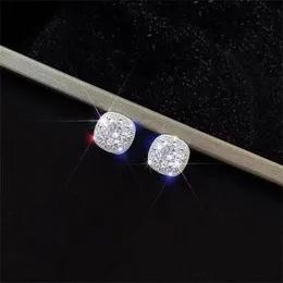 Trend Classic Desinger Jewelry for Men and Women S925 Silver Six Claw Inlaid med diamantörhängen Zirconia Stone Earrings Studs Rock