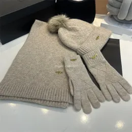 Cappelli, sciarpe e guanti Set Set di cappelli invernali da donna 645799 Fashion Luxury designer Guanto di lana Outdoor Winter Wear Design Donna Sport Classici Guanti da uomo
