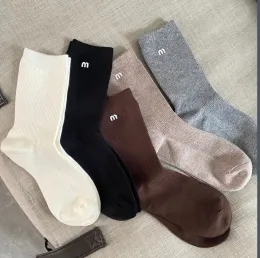 Chaussettes de laine de concepteur pour femmes mode automne hiver dames filles streetwear bonneterie sport lettre imprimée rayé chaussette courte bas livraison directe