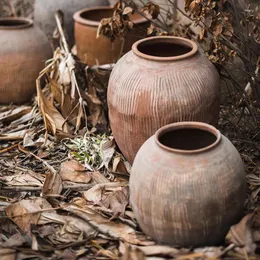 장식적인 인형은 큰 골동품 도자기 항아리 오래된 pithos 흙 토기 장식품 꽃병 화 침대 빨간색