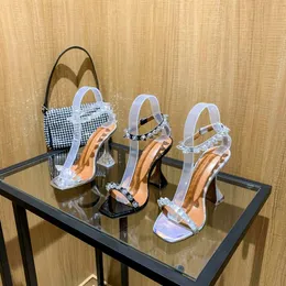 Amina Muaddi Glänzende Kalbsleder-Sandalen für Damen mit Kristallbesatz, Buchstabe, zylindrischer Absatz, eckige Zehen, klobiger Absatz, Kleidschuhe, Luxus-Designer-Schuhe, Knöchelriemen