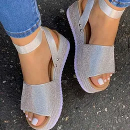 Sandalet Yeni Moda Rhinestones Kama Sandalet Kadın Yaz Yüksek Topuklu Platform Ayakkabı Kadın Kalın Sole Black Beyaz Tıknaz Sandalet AA230403