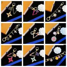 Luxury designer key rings Letters diamond designers keychains top brand car key chain womens buckle jewelry keyring bags pendant exquisite keychain gift