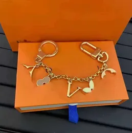 Anahtarlıklar kordonlar moda mektup tasarımcısı metal kadın çantası cazibe kolye otomobil parçaları hareket akım 66ess