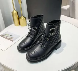 أحذية مصممة تشانيلز cclys منصة Laceup Boots الجلود متشابكة مشبك متشابكة القتال الفاخرة السوداء منخفضة الكعب الكعب الجوارب الكاحل السلاسل Fla