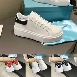 Praddas pada prax prd vit makro svart prad läder sneakers casual platt skor män kvinnor tennis sneaker sportig sko triangel på hältränare chunky ljus gummisula