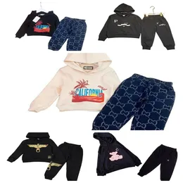 Jongens en meisjes baby designer herfst en winter nieuwe merk bedrukte patroonletters warme hoodie met lange mouwen riem broek tweedelige set maat 90-160cm d0010