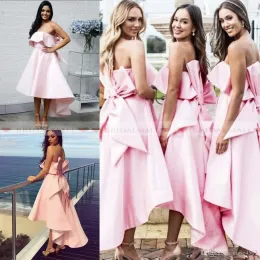 2023 Abiti da damigella d'onore rosa chiaro Una linea alta e bassa con fiocco in raso senza spalline Custom Made Plus Size Abiti da damigella d'onore Abiti da sposa in spiaggia