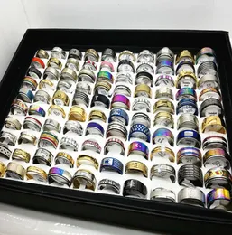 100 pcsbox mix أنماط متنوعة من حلقات المجوهرات المصنوعة من الفولاذ المقاوم للصدأ مع مربع صينية عرض معا 7755291
