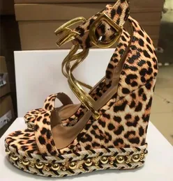 Nedre sandal röd sluttning kilar skor öppen tå sexig leopard tryck hög klackar dermal hästhår kvinnor korsband metallnitar 13 cm superhög klack röda ensamskor 42