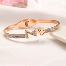braccialetto da donna braccialetto a cuore braccialetto di trifoglio di lusso braccialetti di design per donna accessori di fascino dhgate diamanti donna braccialetti sottili placcato oro 18 carati non sbiadito