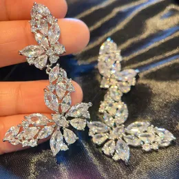 Pendientes Colgantes Mariposa Colorida Del Tamaño De Una Piedra Preciosa En Primavera Accesorios Hermosos Y Frescos Combinados Con Estilo