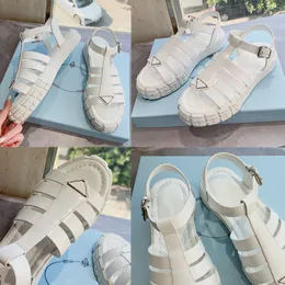 2023s Ny officiell kvinnors sandal övre med triangel signatur logotyp avslappnad vit strand sandaler sandaler sommarstil fyrkantig huvud tjock plattform sandaler sandales
