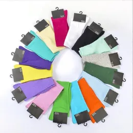 Yüksek kaliteli tüp çorap sokak tarzı baskılı şeker renkleri pamuk çorap erkekler için kadın çoraplar karışık renk toptan satma n etiketler