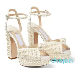 Abito da sposa Scarpe Sandali con plateau in raso impreziositi da perle Donne eleganti Sposa bianca Perle Tacchi alti da donna