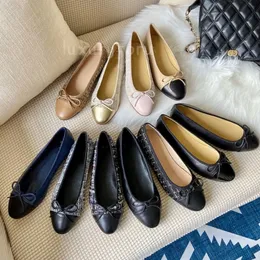 2023 Designer Klänningskor Spring och Autumn Cowhide Letter Bow Ballet Dance Shoes Fashion Women läder Trample Lazy Loafers Lady Black Flat Boat Shoes