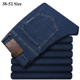 Jeans da uomo Plus Size 44 48 50 52 Pantaloni elastici larghi classici blu Pantaloni casual in denim da lavoro Abbigliamento di marca 230404