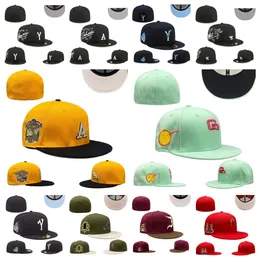 Fited Hats Caps Boyutları Fit Hat Beyzbol Futbol Snapbacks Tasarımcı Düz ​​Hat Aktif Ayarlanabilir Nakış Pamuk Örgü Kapaklar Tüm Takım Hip Hop Açık Spor Kapağı