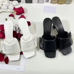Com sandálias de designer de caixa, saltos de couro de nappa acolchoados macios 6.5 Sliders brancos de mulheres pretas Sapatos de plataforma Moda de verão