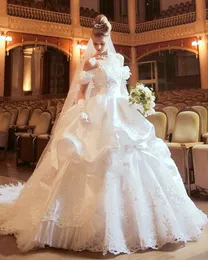 2024 Vintage Princess Wedding Dress Ruched Off Shoulder Long Satin Bridal Gowns Lace Appliques Handgjorda blommor Underbara a-line brudklänningar