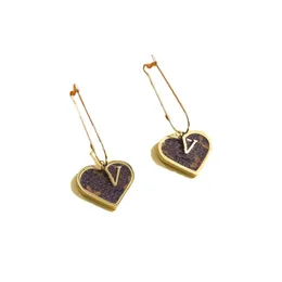 Heart Designer Chandelier Earrings for Women Stamp Dangle Leather Brand 18K Gold Plated Letters Fashion Women Temperament Earring Wedding Jewerlry Classic Style