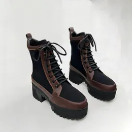 مصمم مصمم فاخر للأحذية النسائية رومبوس الجوارب الجلدية أحذية الكاحل الأسود بالأبيض والأسود أحذية مسطحة الحجم 35-41