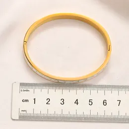 Ny stil armband kvinnor armband designer brev smycken faux läder kristall 18k guld pläterad rostfritt stål armband manschett mode smycken tillbehör 5stil