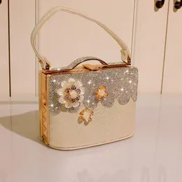 Borse portaoggetti Borsa da sposa con strass per donna Borsa in pelle PU Fiori di perle Borsa per gioielli portatile per trucco portatile per banchetti fatti a mano